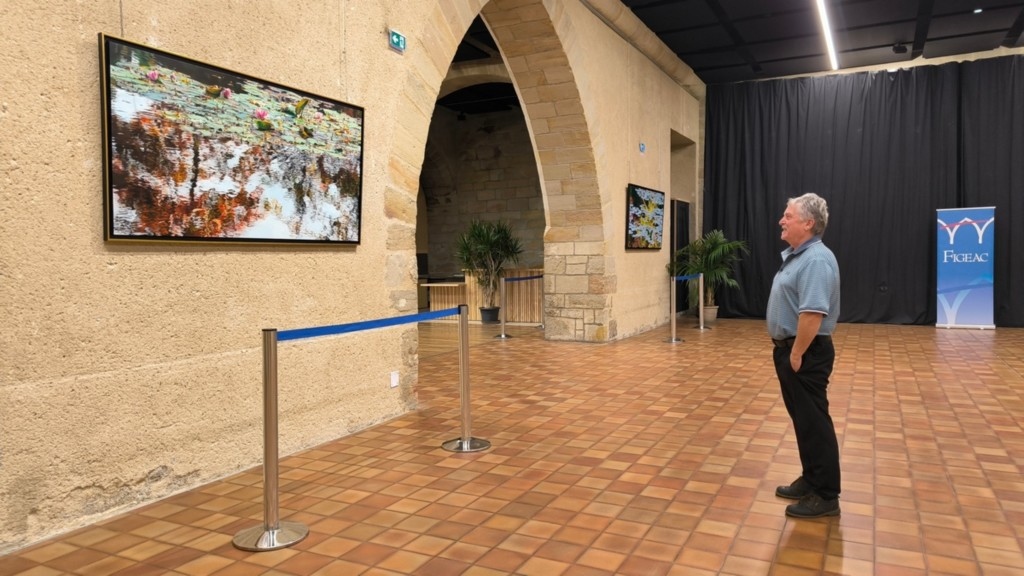 Exposition Nympheus Luminansis - Figeac, artiste Laurence Saunois - visiteur heureux