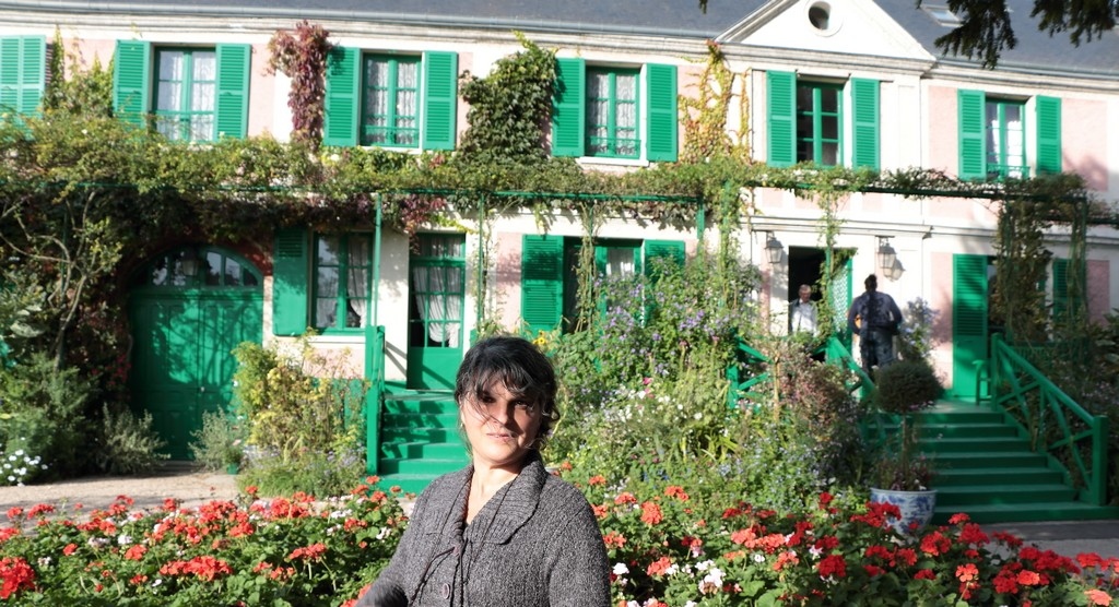 Laurence Saunois, artiste devant la maison de Claude Monet à Giverny
