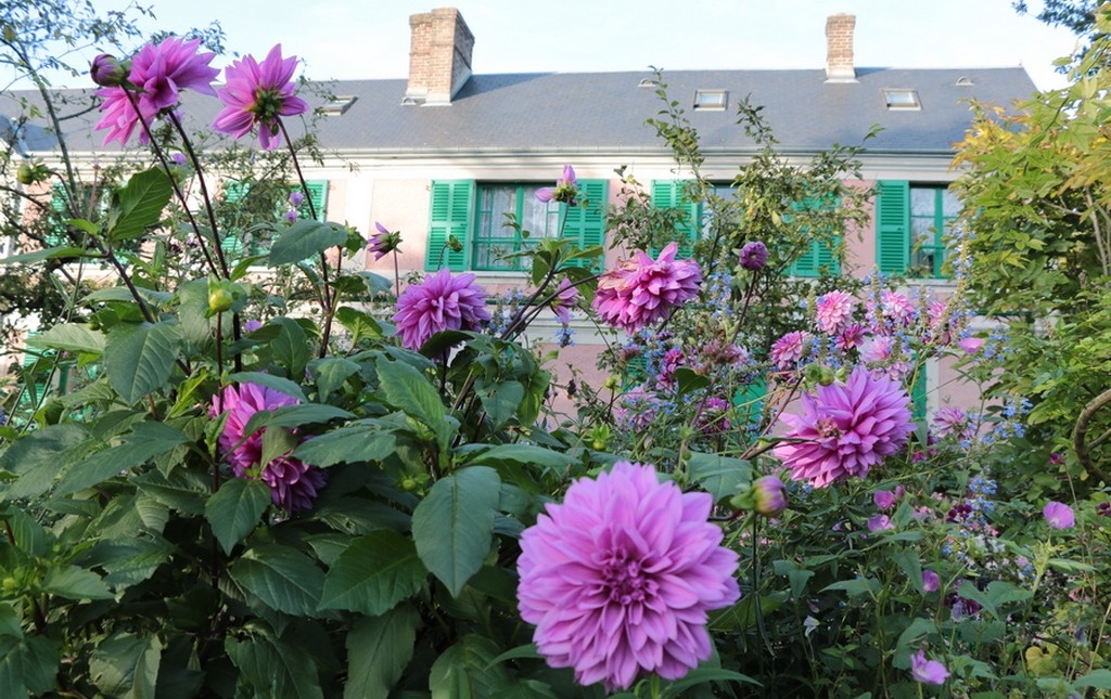 Maison de CLaude Monet à Giverny avec des fleurs