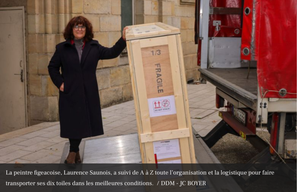 Laurence Saunois devant une de ses caisses prêtes à partir pour les Etats-Unis