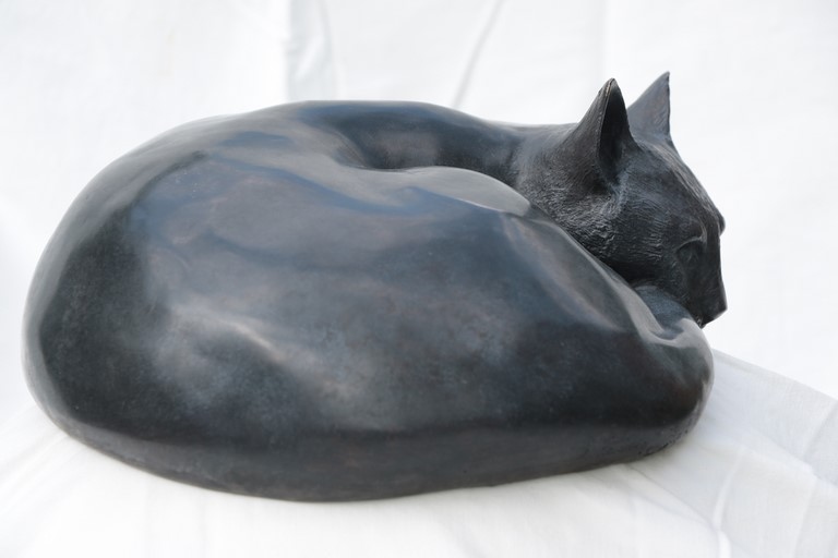Sculpture of a cat by Laurence Saunois, animal artist