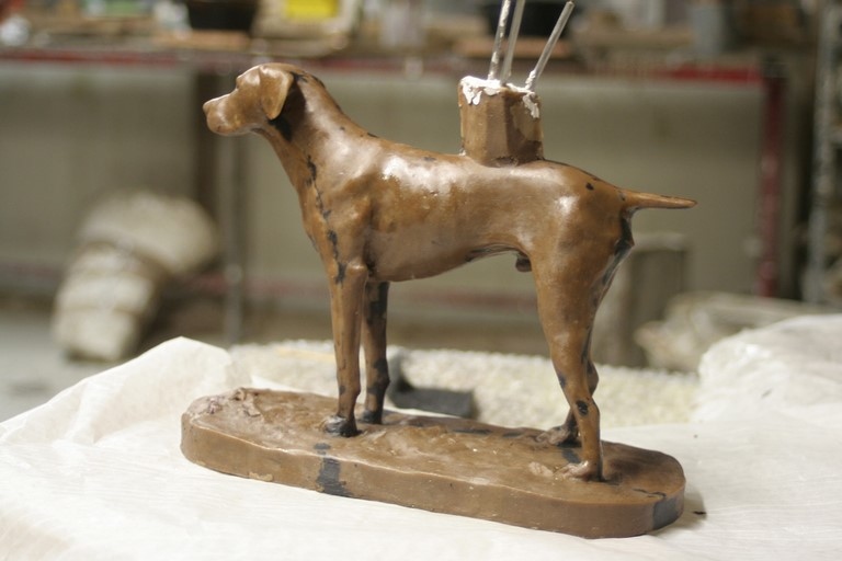 Sculpture of a dog pointing by Laurence Saunois, animal artist