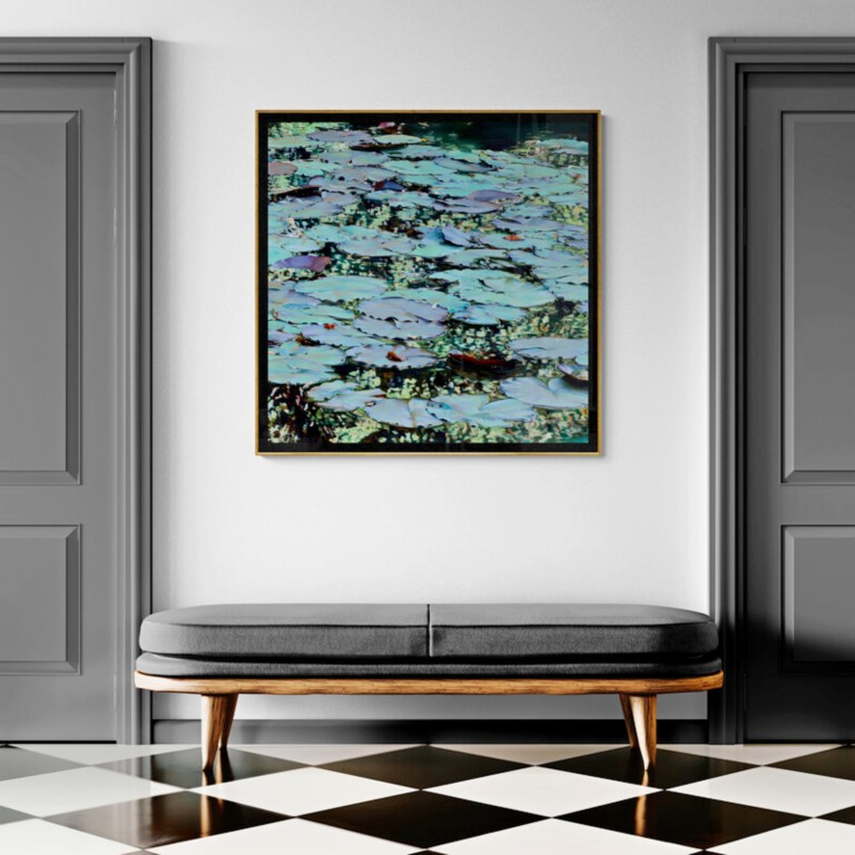 Peinture à l'huile « Nympheus Luminansis – Lumières célestes » de Laurence Saunois, exposée dans une vitrine moderne