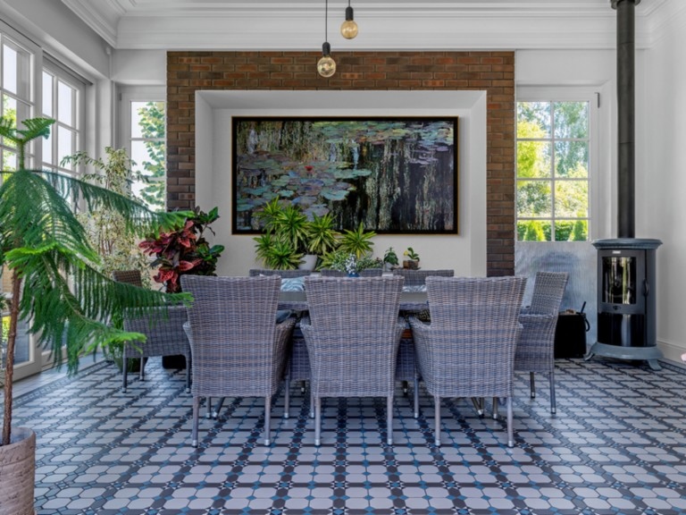 Nympheus Luminansis painting in a luxurious living room - Artist Laurence Saunois