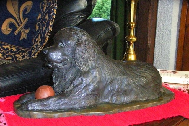 Sculpture of Newfoundland by Laurence Saunois, animal artist