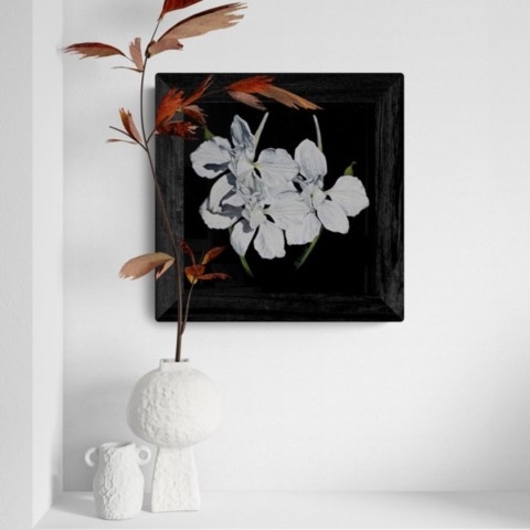 Tableau de fleurs blanches en situation au dessus d'une tablette