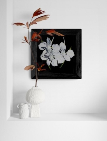 Peinture de fleurs blanches présentée dans une alcove