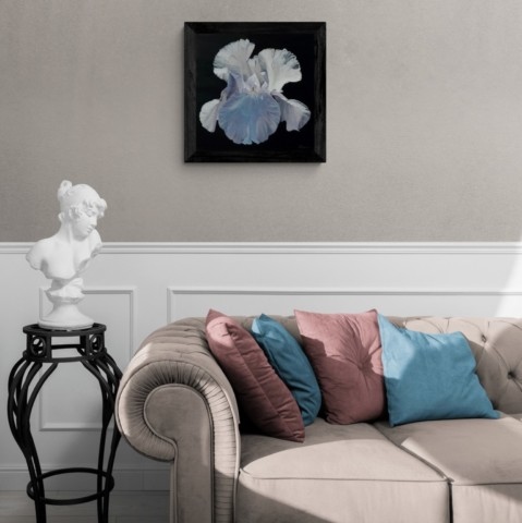 Tableau d'iris blanc en situation dans un salon.
