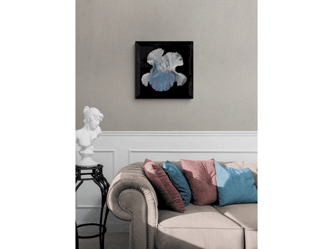 Painting of white iris in a room by the animal artist Laurence saunois