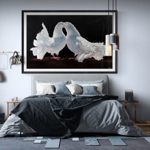 Tableau de pigeons blancs en situation dans une chambre au dessus d'un lit