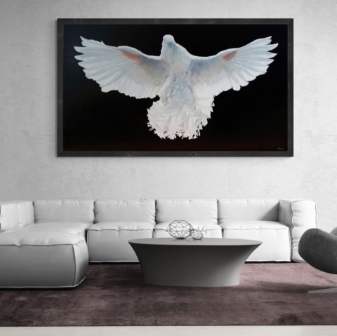Grand tableau de pigeon blanc le ailes déployées en situation dans un salon au dessus d'un canapé blanc