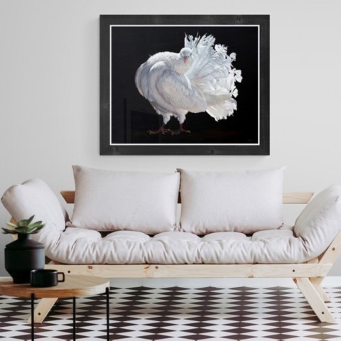 Tableau de pigeon fantail en situation dans un salon au dessus d'un canapé
