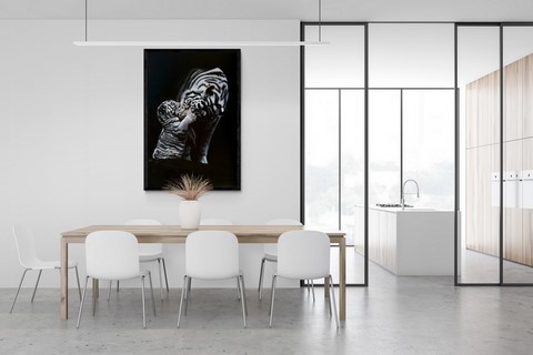 Grand tableau de deux tigres blancs dans une salle par la peintre animalier Laurence Saunois