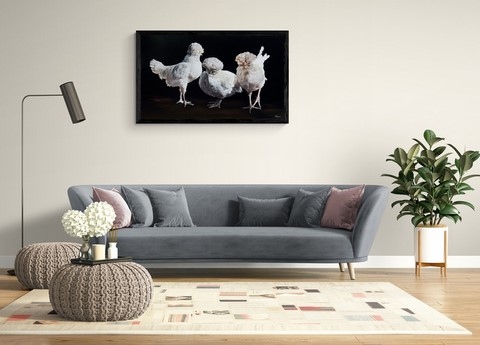 Tableau de poules blanches dans un salon par Laurence Saunois, peintre animalier