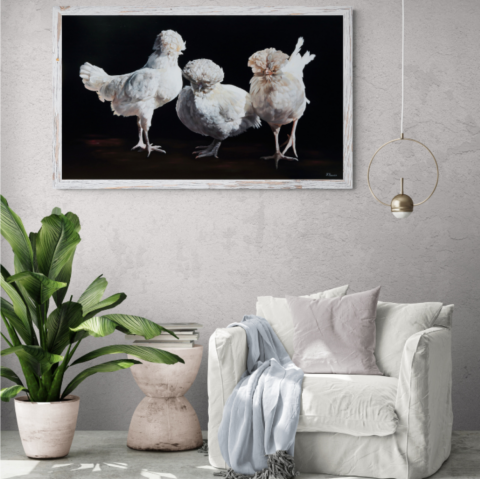 Tableau de trois poules blanches en situation dans un salon
