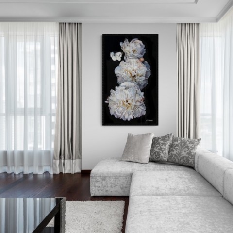 Tableau de pivoines blanches en situation dans un salon au dessus d'un canapé.