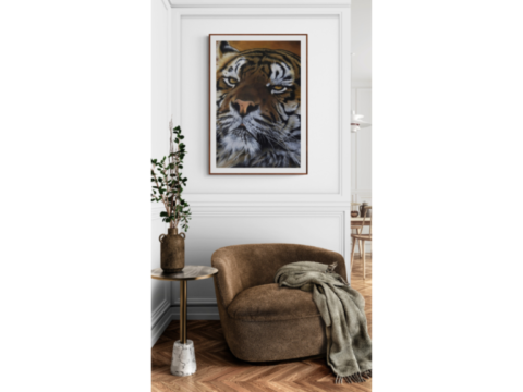 Tableau d'un portrait de tigre dans un salon par Laurence Saunois, peintre animalier